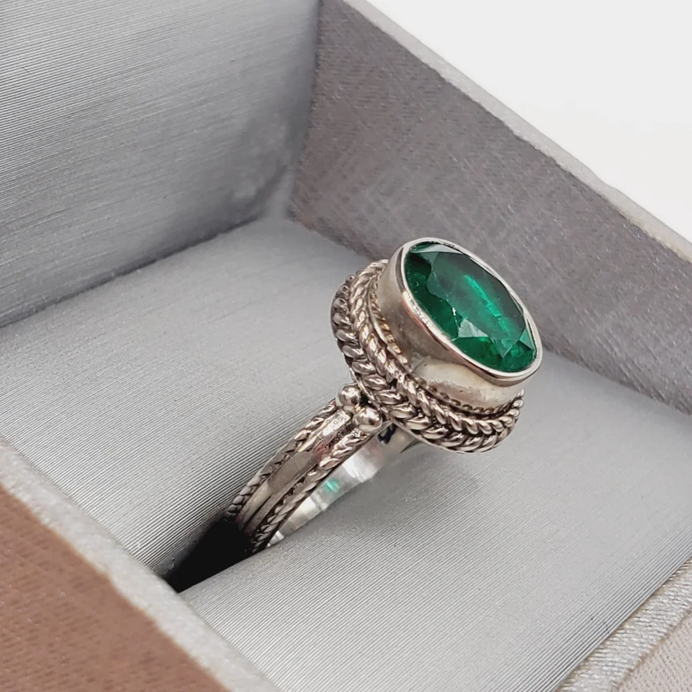 Oval Emerald Green Quartz & 925 Sterling Silver Bezel Set - Rope Design Ring